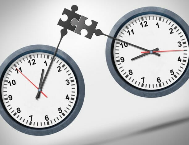 שני זוגות שעונים המחוברים ביניהם על ידי פאזלים מייצגים הזמן הנכון לבנות אסטרטגיה עסקית חברת FRONTIS